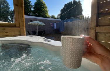 Lovely 2 bed apartment with hot tub log burner and off street parking - Foto 1