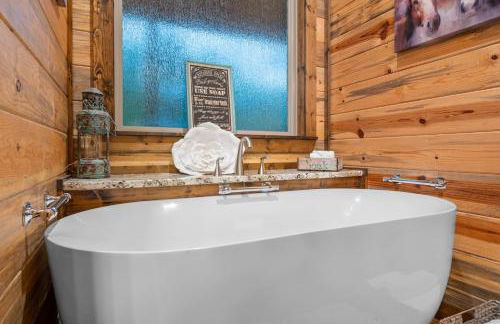 King Suite! Hot Tub, Arcade Games, L2 EV, Fire Pit, Kids Playset, Ping Pong, Dog Friendly - Foto 14