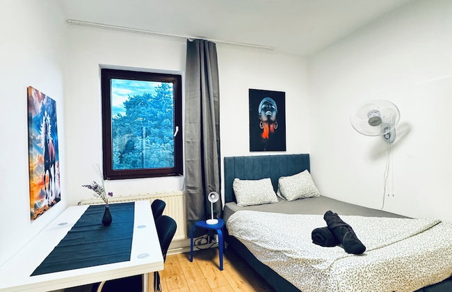 Cozy 3BR Apt with Garden Sleeps 10 - Foto 52