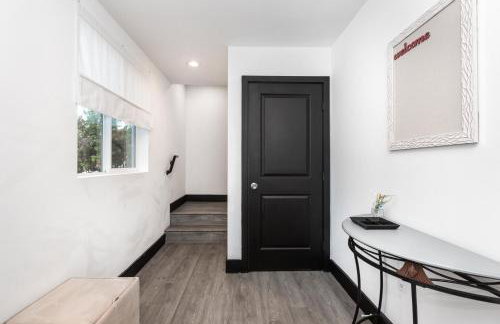 Spacious Luxury Villas in the heart of LA! Free parking and Jacuzzi - Photo 25