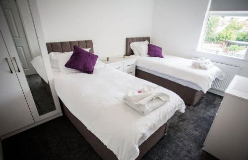 Halford House 3 Bed Town Centre Home from Home with Parking for 2 cars Prime Location Tamworth - Photo 4