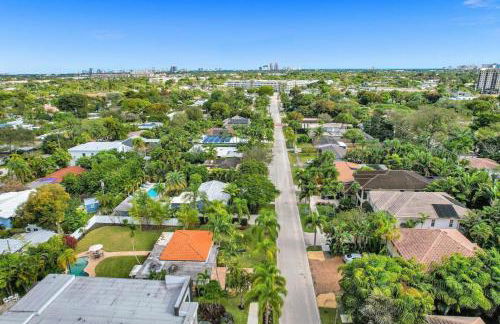 3 min. walk to Wilton Drive, pool and huge yard - Photo 46