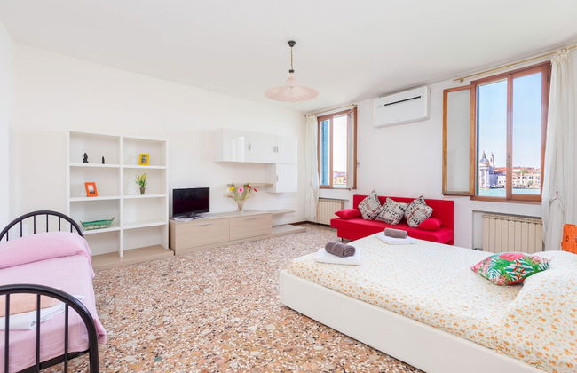 Lovely Canal View - Photo 9