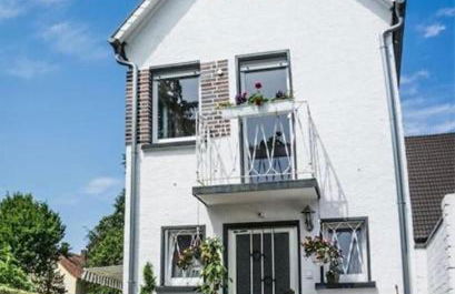 Schönes Haus mit großem Garten - Foto 1