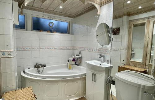 3 Bedroom House with a Private Garden - Foto 6