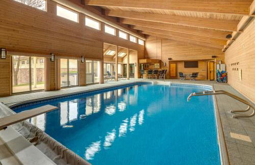 Luxe Long Lake Estate! Courts, Pool and Game Room - Foto 1