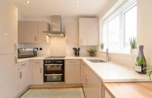 Stylish 3 Bed, 3 Bath, Garden & Drive for 2 cars - Foto 27