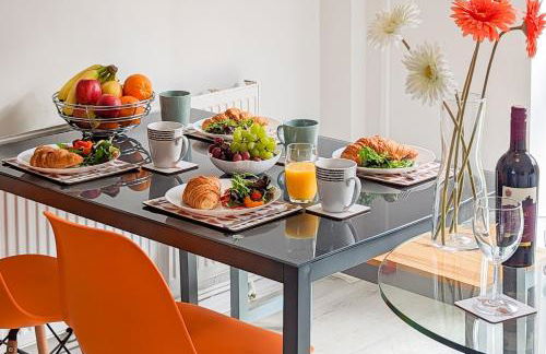 5-Bedroom Budget Contractor House with 10 Beds Free Parking and Free WiFi - Outfield Homes by Your Lettings Short Lets & Serviced Accommodation Peterborough - Photo 9