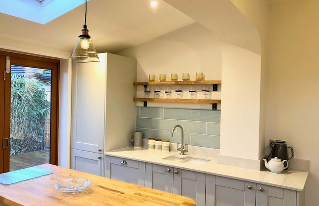 Charming Seaside Cottage - 5-min Walk to Beach - Photo 12