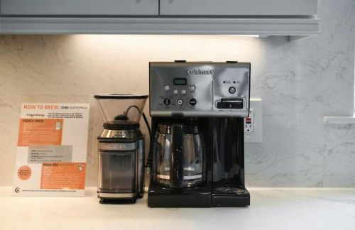 HostWise Stays - The Charlotte - Rooftop patio, Garage Parking, Prime Location, Large 3 Story Home - Foto 27