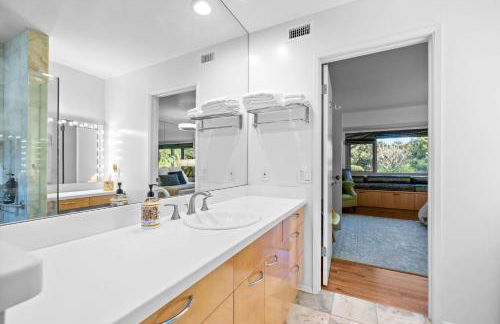 Nature-Inspired Stay with Pool, Fire Pits and More - Foto 8