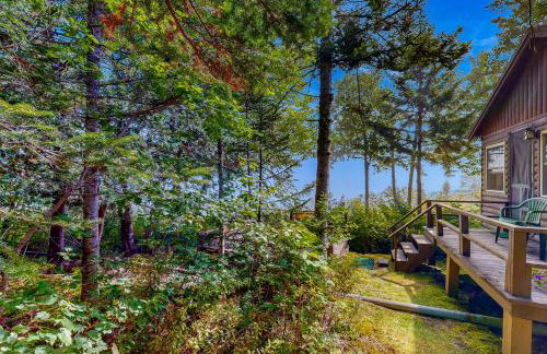 Lake Views! Small Group Getaway in Northport - Foto 4