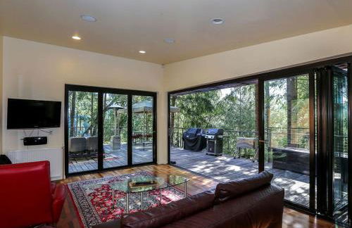 Stunning and Secluded Lakeside Getaway in the Grass Valley of California - Foto 2