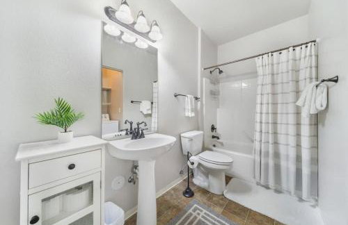 Condo with Sauna & Fitness Center, Extended Stay Savings - Foto 23