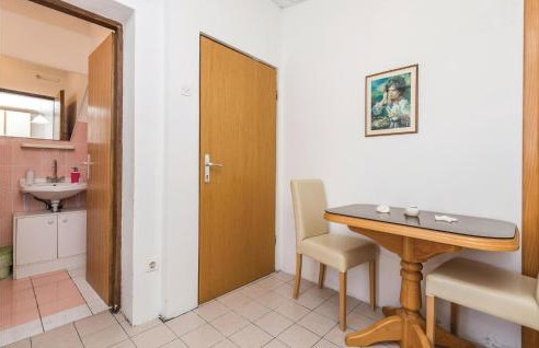 1 Bedroom Nice Apartment In Dinjiska - Foto 13