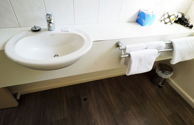 Captains Cove Resort - Waterfront Apartment - Photo 18