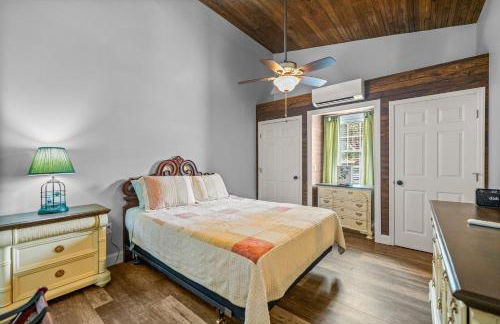 Tranquil Suite with Porch Less Than 2 Mi to Cedar Lakes! - Foto 13