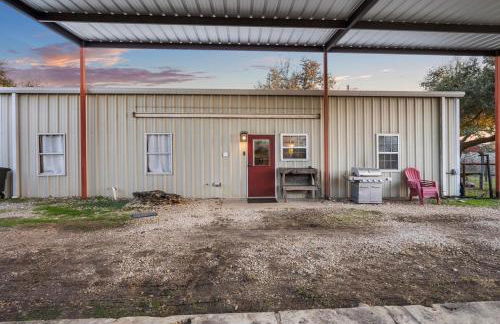 Barndominium with Farm and Firepit near Lake Georgetown - Foto 28