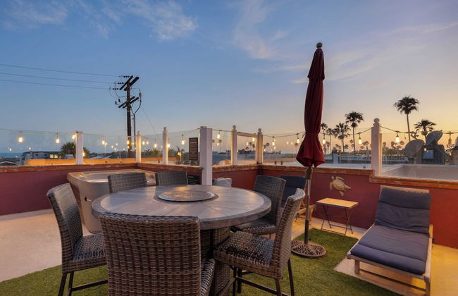 Shoreline Villa by Avantstay Steps to the Beach, Bay, & Pier! - Photo 1