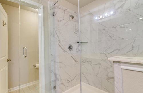 La Porte Home with Balconies Walk to Beach! - Foto 16