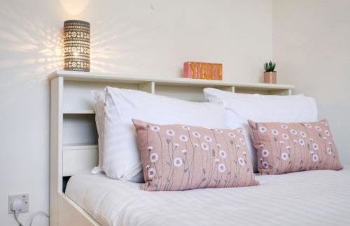 Luxury 5 BDR 2 BA House with Parking in Sandhurst By 360Stays - Photo 63