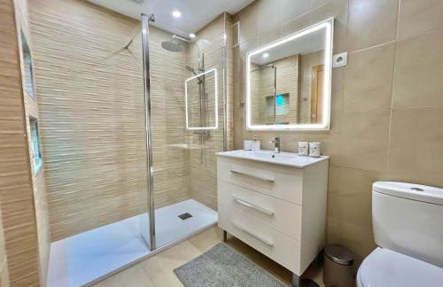 Stunning apartment with a beautiful pool/lake view - Foto 23