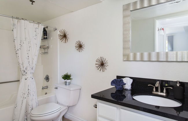 Luxurious 2BD & Den Hollywood Apartment - Foto 32