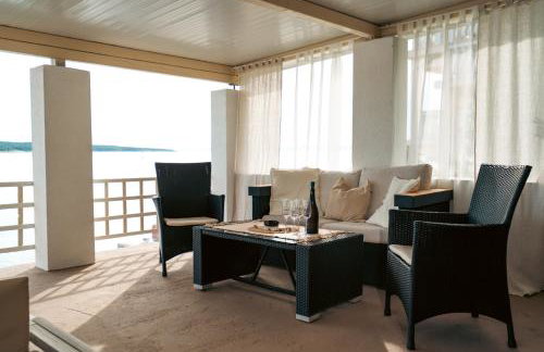 Apartments by the Beach with Pool and Lounge Beds - Miral Apartments - Foto 68