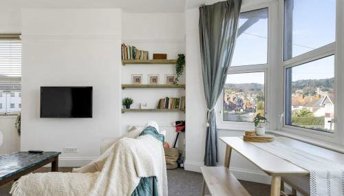 Bright Apartment w Parking & Distant Sea Views - Foto 3