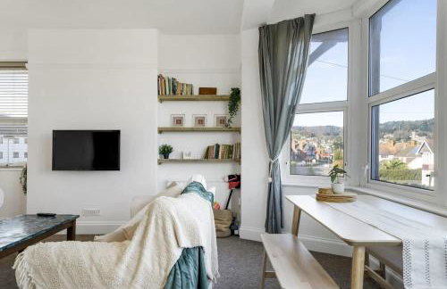 Bright Apartment w Parking & Distant Sea Views - Foto 3