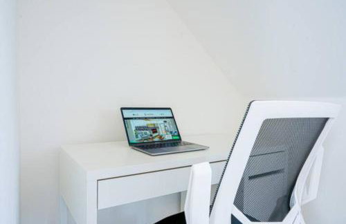 Wavendon House • Sleeps 6 • Driveway Parking • Garden • Fast Wifi • Smart TV • Yoko Property - Photo 6
