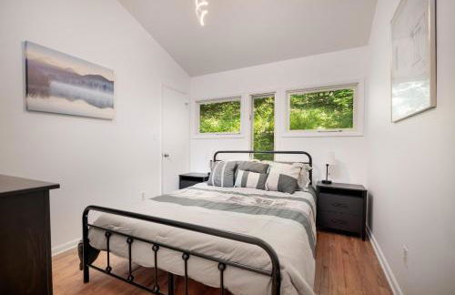 Renovated cabin w hot tub & deck - Foto 21