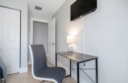 Roxanas 3bed 2bath Home with Modern Interior and BBQ Backyard - Photo 42