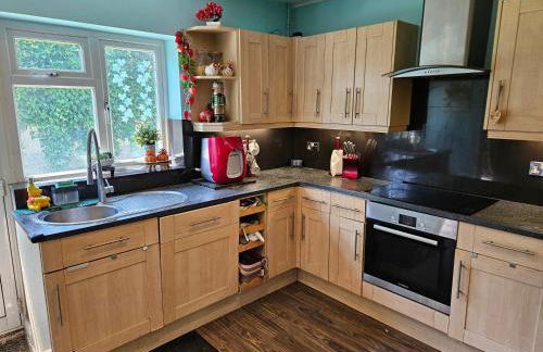 Stunning 4 bed house with huge garden and parking - Foto 22