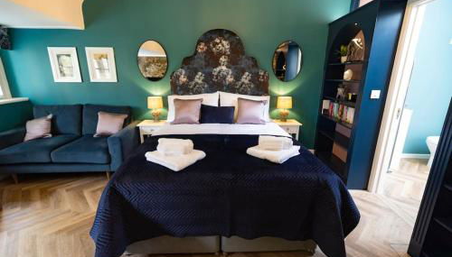 Central Medieval Grid Unique home with Gated parking - Foto 3