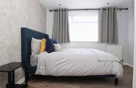 Modern 2 bed house in Enfield with private driveway parking - Photo 7