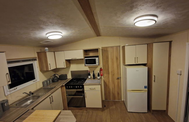 Serene Chalet Retreat in Chichester - Photo 5