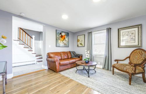 half Mi to Dtwn and Harbor Park Home with Large Yard! - Foto 1