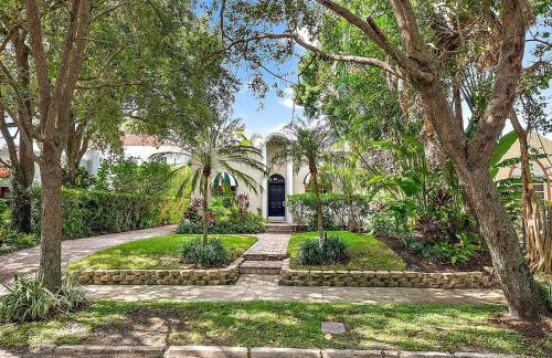 The White Flamingo - Tropical Pool Escape with Guest Cabana - Foto 26