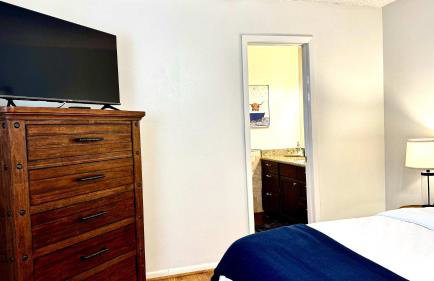 Stylish 4BR Retreat in Cypress - King Bed -Fireplace -Outdoor Patio - TVs in 4 Rooms - Foto 6