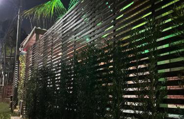 Chalé com PISCINA Privativa, com 2 QUARTOS, ESTACIONAMENTO em Condomínio com PORTARIA 24h, Sauna, Quadras, 3 PISCINAS no condomínio, Pesca e Parquinho Infantil - SmarTV na sala de estar, TV na área CHURRASQUEIRA, Wi-Fi e Cozinha Completa - Foto 14