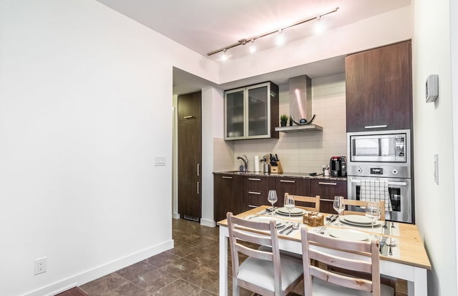 AOC Suites 2 Bedroom Condo, City CN Tower View - Foto 12