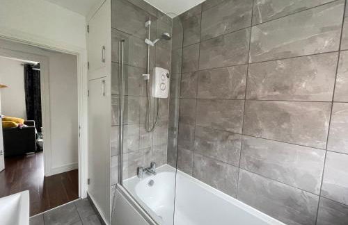 Spacious and Bright 2 Bedroom Apartment, Sleeps 6, 1st Floor with Free Parking, Business and Leisure by Jesswood Properties - Photo 18