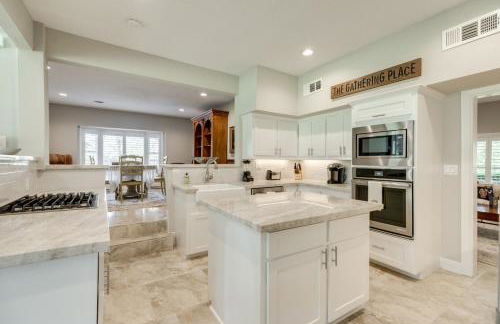 Stunning Waterfront Rental Property with Private Dock and Pool - Foto 11