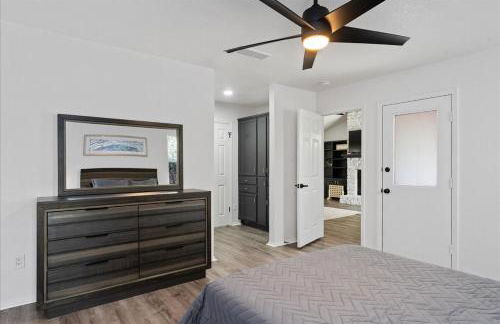 Super Comfy Home with Hot Tub! - Photo 21