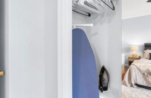 Modern 4BR Getaway 3 Min to OldTown Walk to Metro - Foto 26