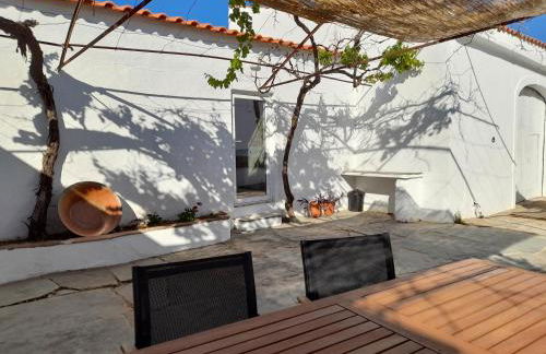 StoryHouse33 - Casa com histórias, pátio e jacuzzi - Foto 16