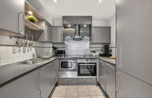 Riverside Apartments with Balcony, 1 Min Walk to Vauxhall Station - Foto 14