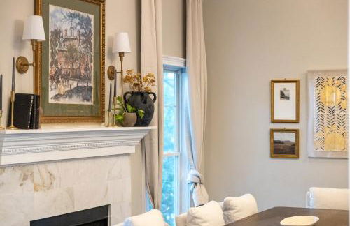 Sink into the Luxe Corner Tub at an Upscale, Spacious Home - Foto 8