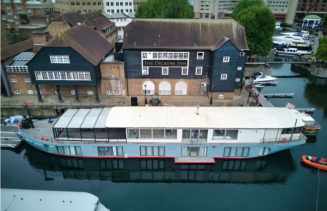 JOIVY Stunning 5-Bed Boathouse On The River Thames - Foto 31